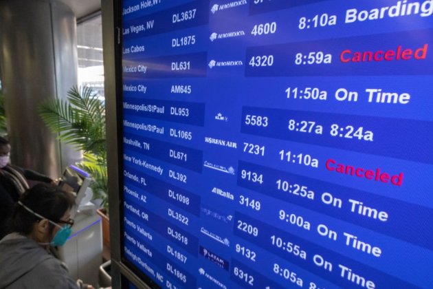 Авиакомпании отменили тысячи рейсов на рождественский уик-энд