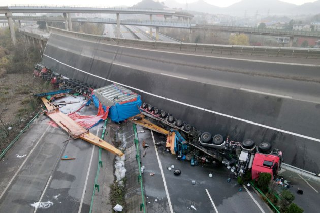В Китае обрушилась часть пандусного моста. Погибли четыре человека (фото, видео)