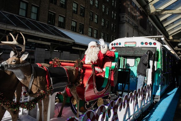 В Чикаго курсував різдвяний потяг з Сантою та оленячою упряжкою (фото, відео)