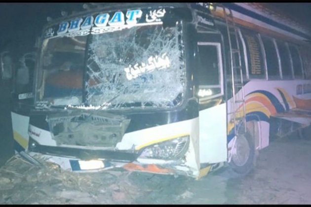 У Пакистані автобус влетів у двір під час весілля. Вісім людей загинули, дев'ятеро поранені