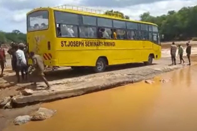 В Кении течение реки смыло автобус с пассажирами. 23 человека погибли (видео)
