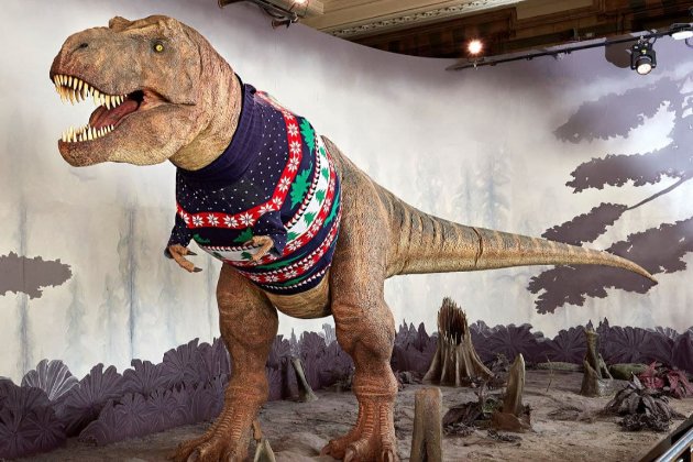 Праздник близится! Гигантского тиранозавра в лондонском музее одели в рождественский джемпер