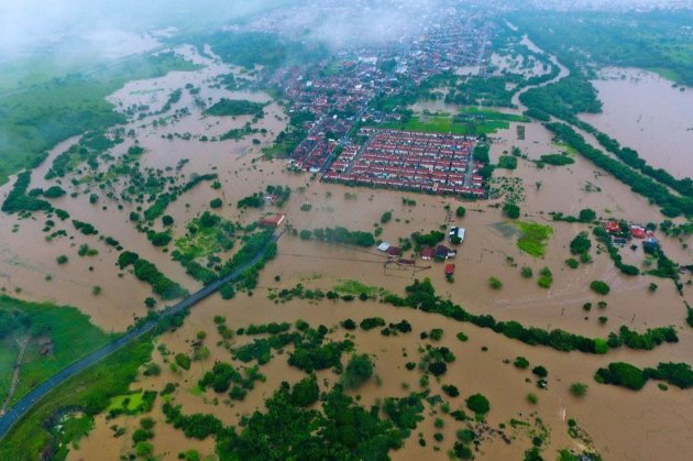 У Бразилії повінь вбила щонайменше 18 людей, а 35 тис. позбавила домівок (відео)