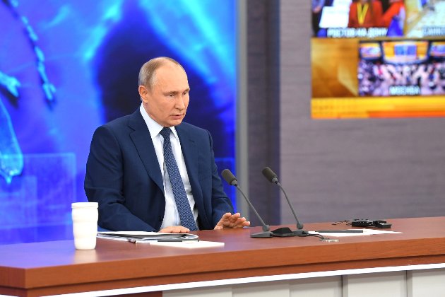 «Россия вынуждена была что-либо делать». Путин признал роль России в войне на Донбассе
