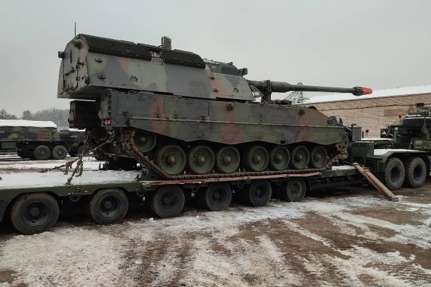 Литва передала в Україну дві відремонтовані гаубиці PzH 2000 із боєприпасами 