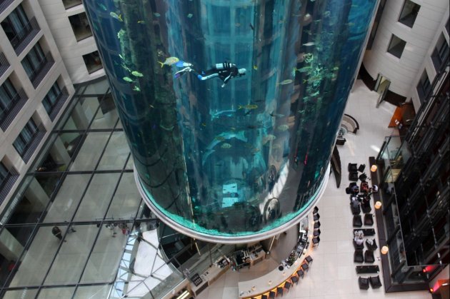У Берліні луснув найбільший у світі циліндричний акваріум (відео)