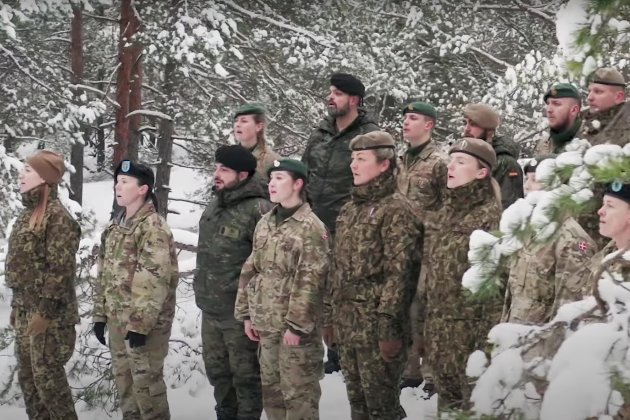 Солдати НАТО заспівали англомовну версію «Щедрика» у латвійському лісі (відео)
