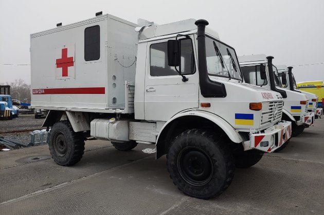 Естонія і Велика Британія передали Україні три автомобілі швидкої допомоги, придбані на зібрані кошти (фото)