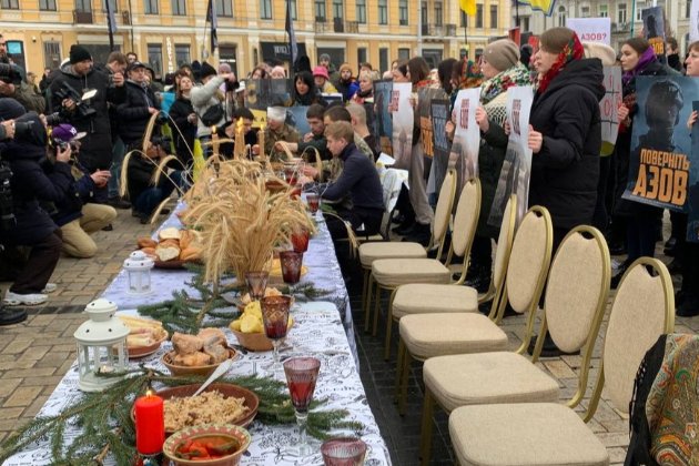 «Різдво у полоні»: у Києві провели перформанс, щоб нагадати про полонених «азовців» (фото)