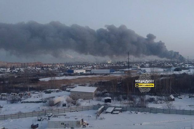 У Новосибірську горить двоповерховий склад (фото)