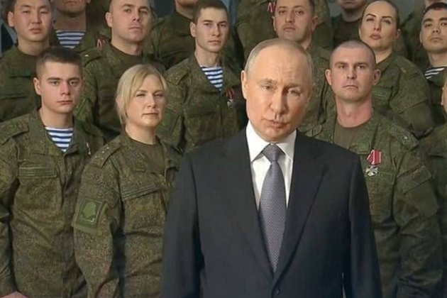 З військовими на фоні Кремля. Путін виступив із новорічним зверненням до росіян (відео)