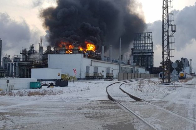 У російському Ангарську сталися вибух та пожежа на нафтопереробному заводі (відео)