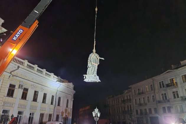 В Одесі демонтували пам'ятники Катерині ІІ та Суворову (фото)