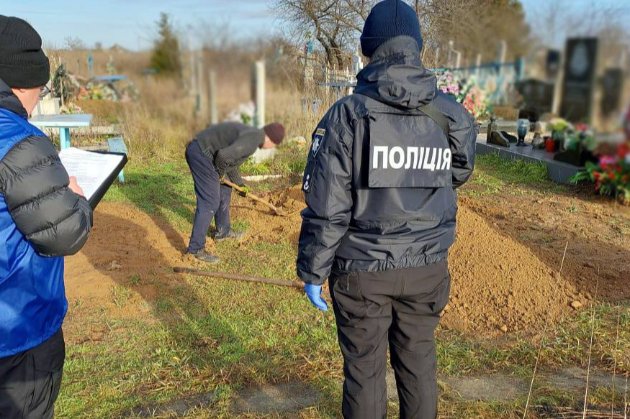 На Херсонщині ексгумували тіло жінки, яку росіяни розстріляли на власному подвір'ї