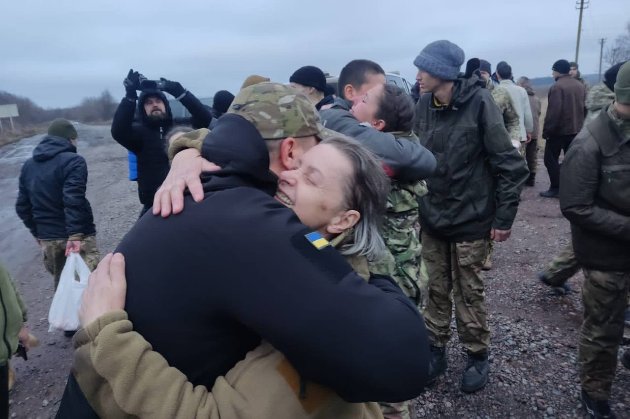Україна провела великий обмін полоненими, додому повернулися 140 захисників