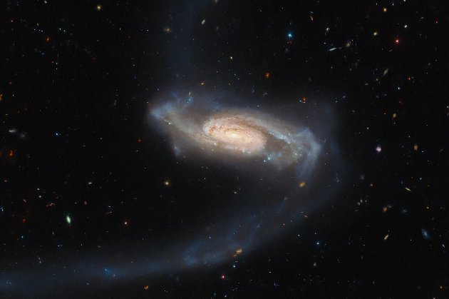 Телескоп Hubble сфотографував незвичну «довгоруку» галактику