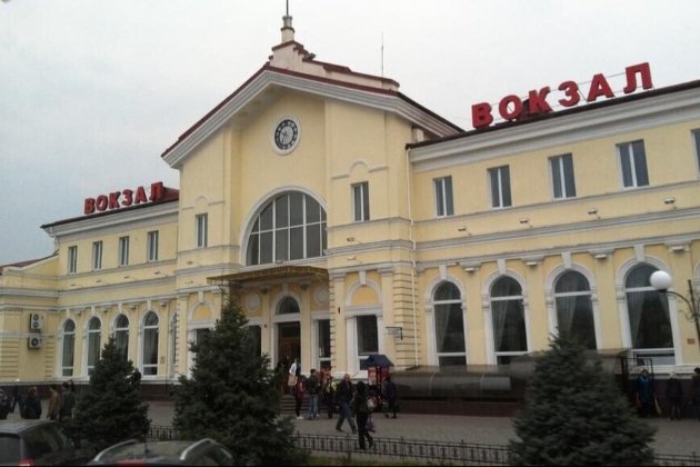 Росія вдарила по залізничному вокзалу в Херсоні: загинув поліцейський, є поранені (відео)