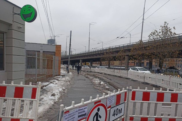 Просідання ґрунту біля метро «Деміївська»: що кажуть у КМДА (фото)
