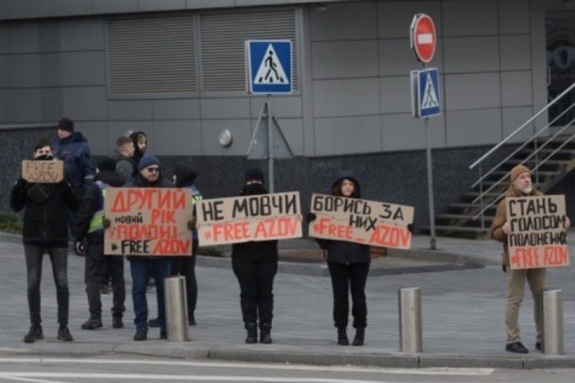 «Другий Новий рік в полоні»: у Києві пройшла акція на підтримку оборонців Маріуполя (фото)