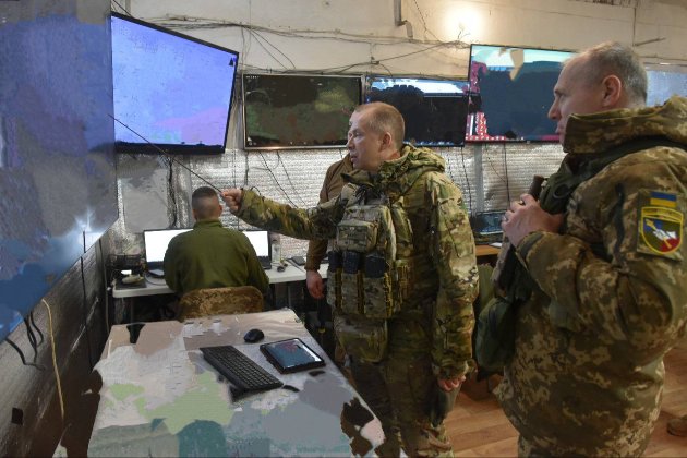 Росіяни наступають на усьому східному фронті — Сирський