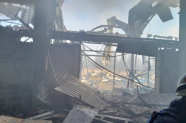 У Херсоні росіяни поранили чотирьох дітей та знищили склад Червоного Хреста (фото)
