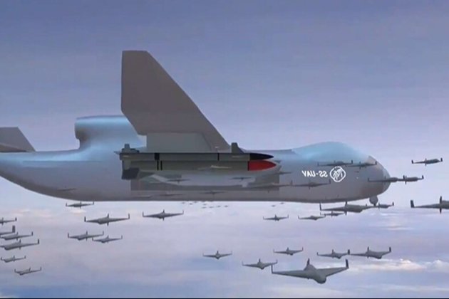 Китай вперше підняв у повітря найбільший у світі «авіаносець» дронів (відео)