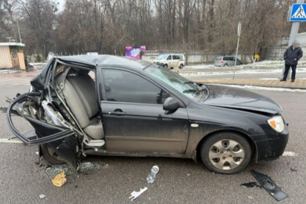 У Києві військовий протаранив авто з дітьми і жінками — одна загинула (фото, відео)