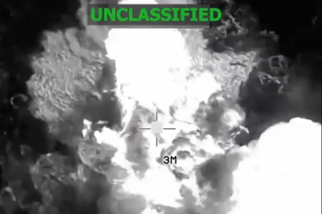 Американські віськові показали удар по човну у Тихому океані, яким транспортували наркотики (відео)