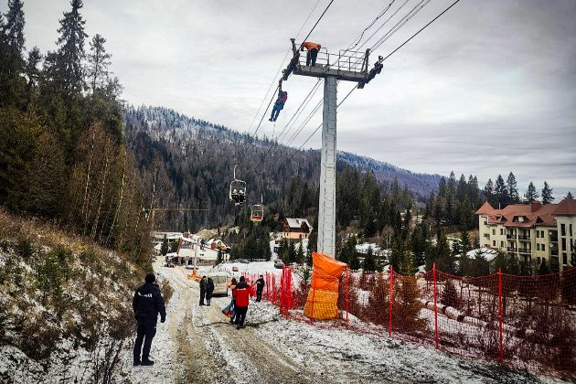 У Карпатах зупинився підйомник — нагорі застрягли 80 людей (фото)