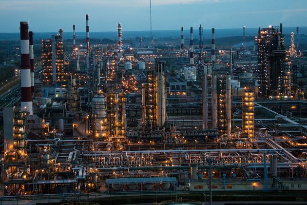 Вночі українські дрони атакували нафтопереробний завод у Ярославлі — один з найбільших в рф (відео)