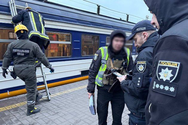 У Києві підліток виліз на електричку і згорів після удару струмом (відео)