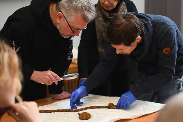 Музею історії України передали унікальний меч часів Київської Русі, який випадково знайшли під Радомишлем (фото)