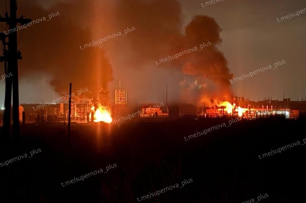 Українські військові вночі вдарили по заводу каучуку та базі безпілотних катерів росіян (відео)