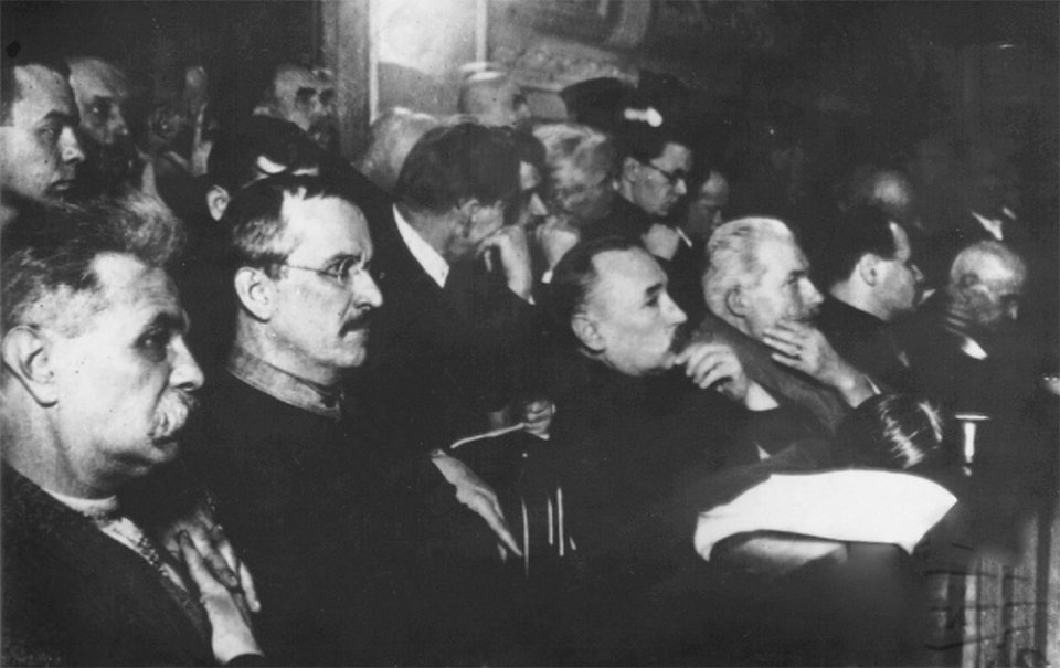 Володимир Чехівський (другий зліва) на лаві підсудних під час процесу СВУ 