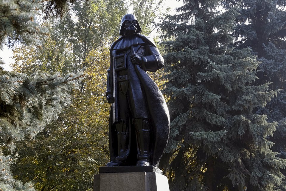 Памятник Дарту Вейдеру на территории завода «Прессмаш» в Одессе