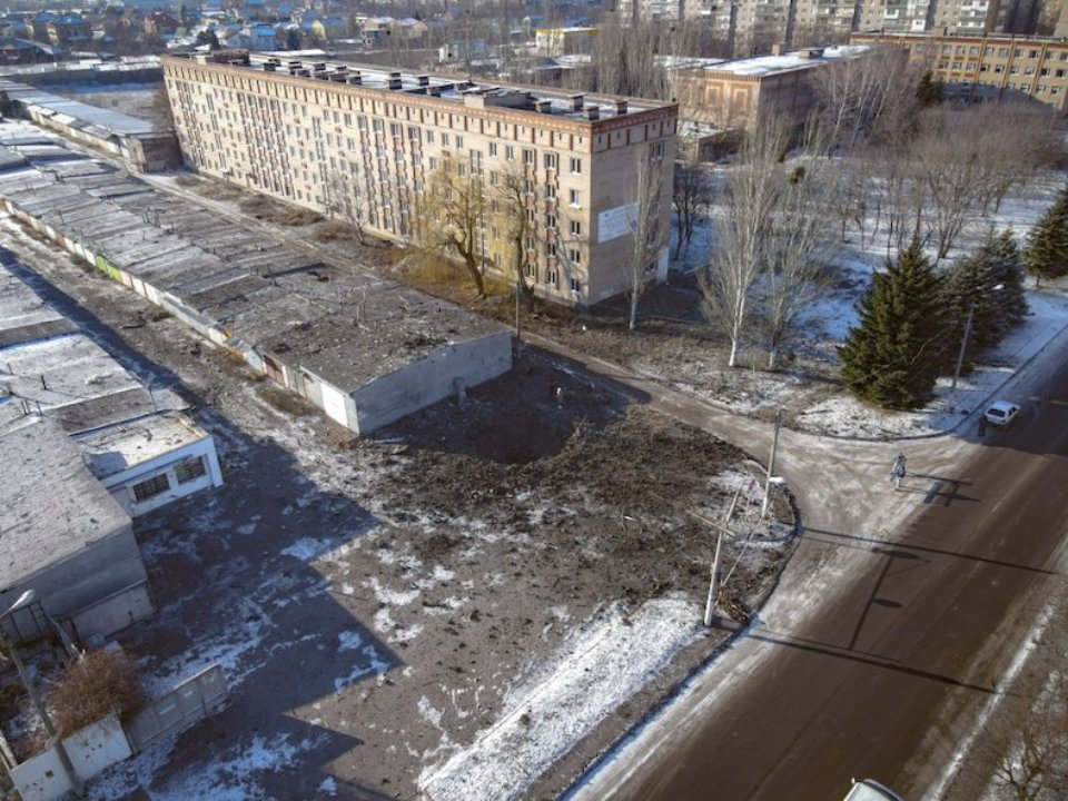 Наслідки падіння ракети біля гуртожитку колишнього училища №47 / Kramatorsk Post