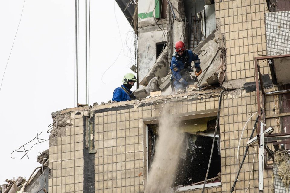 Ракетний удар по житловому будинку у Дніпрі: рятувальники розібрали 90% завалів