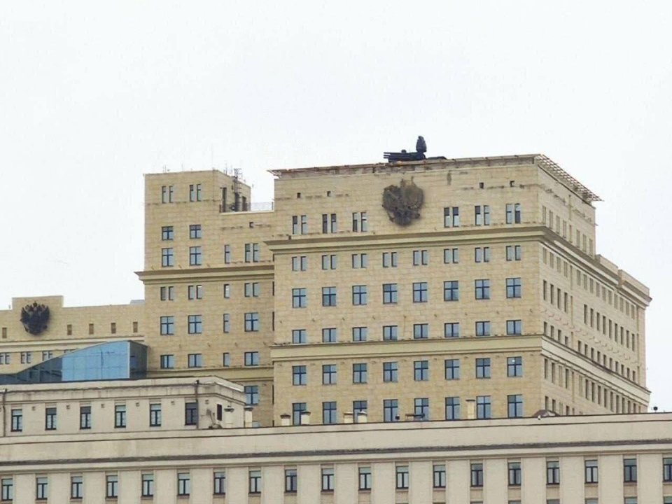ПЗРК «Панцир-1С» на даху будівлі міноборони рф