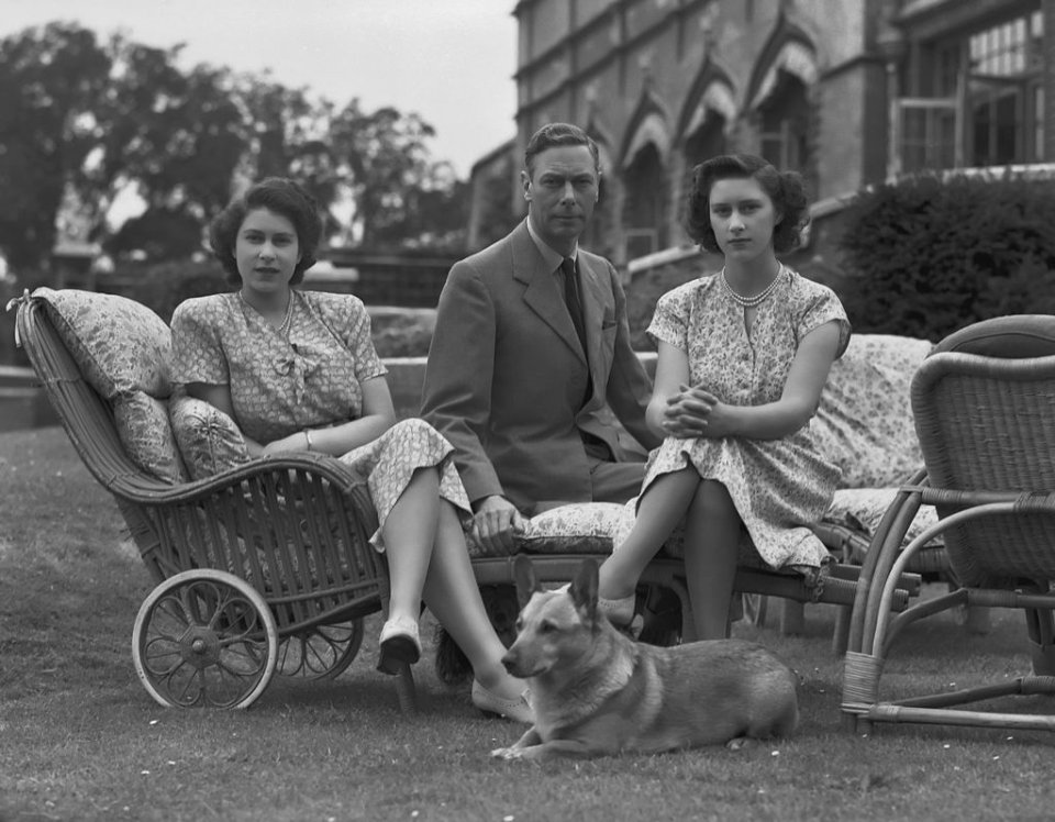 Принцеси Єлизавета та Маргарет з батьком королем Георгом VI на території Віндзорського замку 8 липня 1946 року / Getty Images