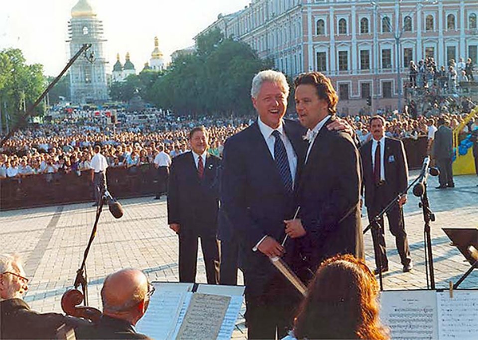 Клінтон на американський диригент, керівник одеського філармонійного оркестру Хобарт Ерл на Михайлівській площі у Києві, 2000 рік