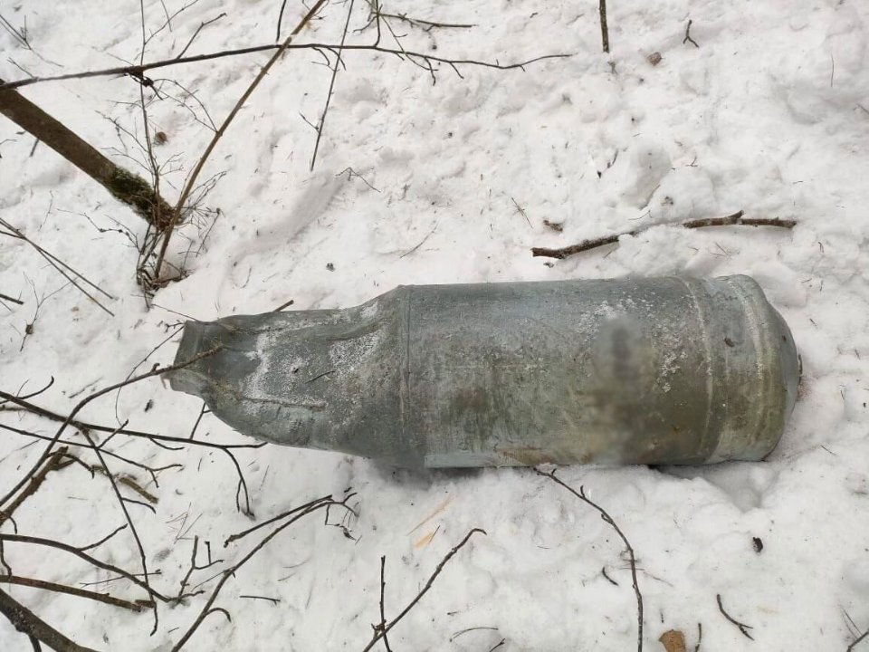 Уламки бомби ОФАБ-100-120 на місці падіння безпілотника під Калугою