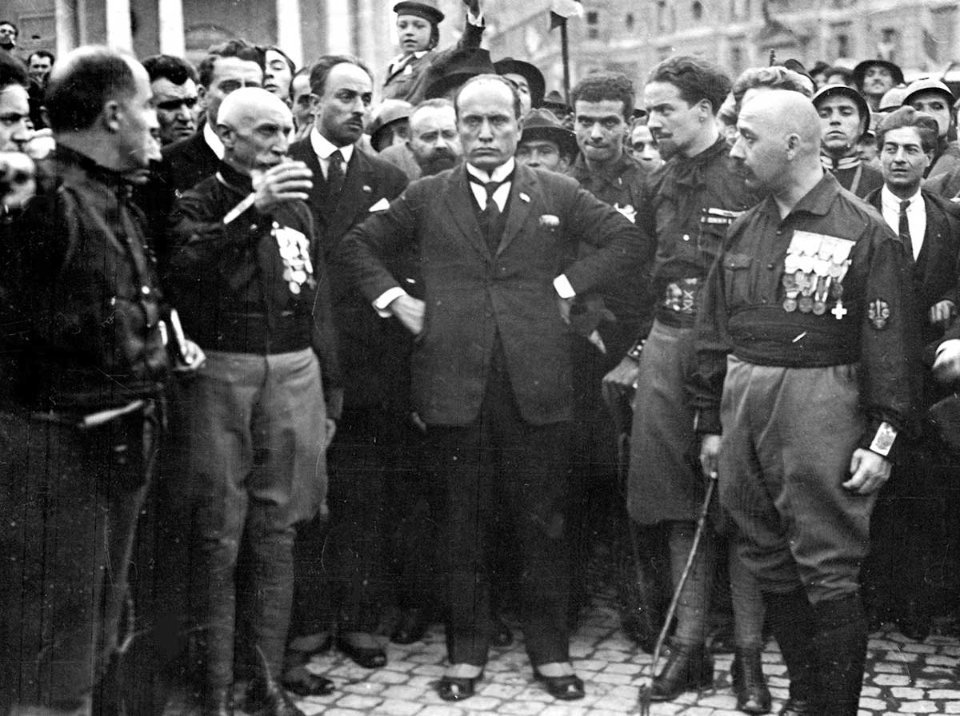 Беніто Муссоліні (у центрі) в оточенні своїх бойовиків-«чорнорубашечників» перед маршем на Рим в 1922 році