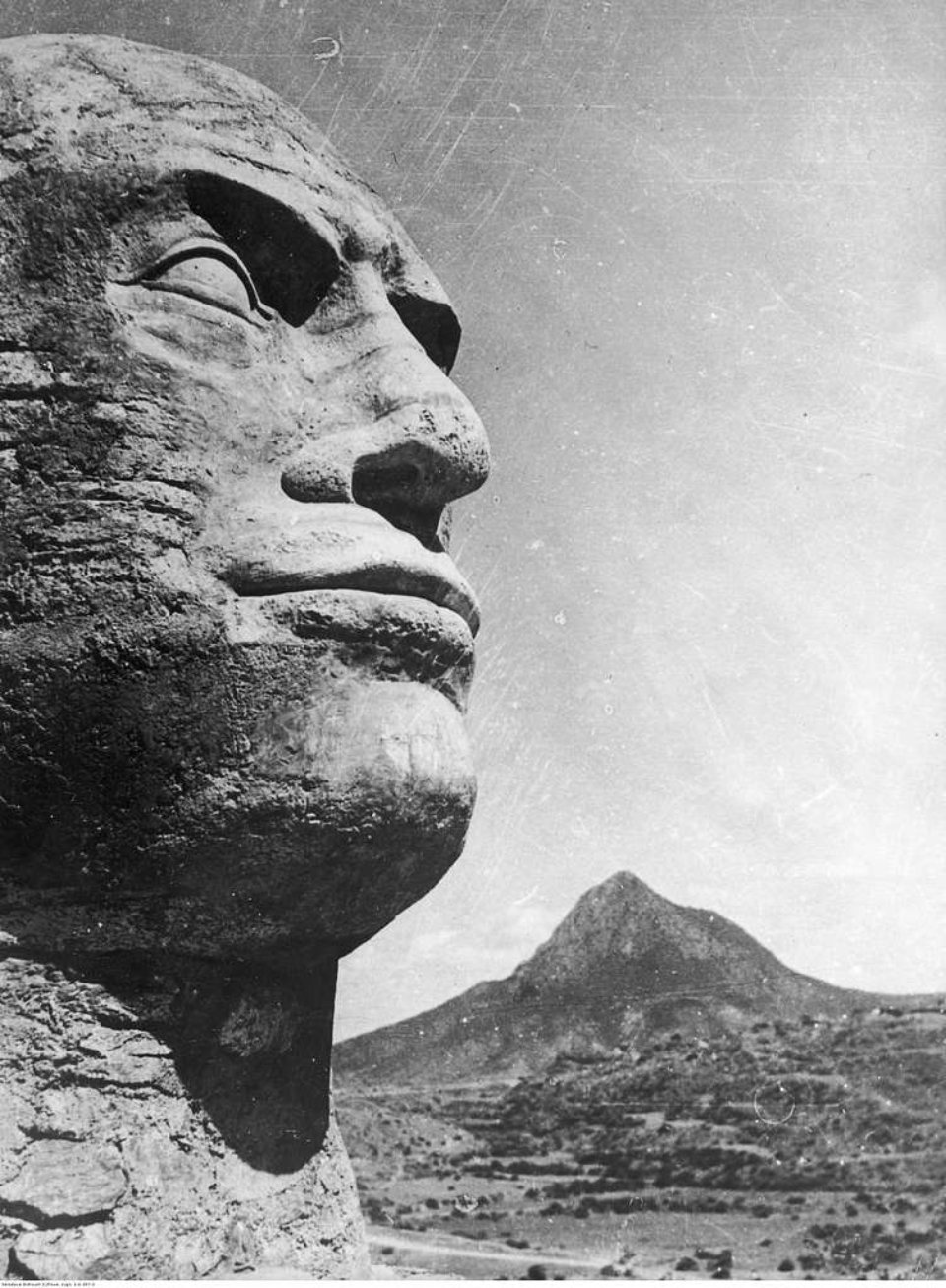 Бюст Муссоліні, висіченій у скелі поблизу ефіопського міста Адуа. У 1936 році Італія напала на Ефіопію і за вісім місяців захопила країну / Narodowe Archiwum Cyfrowe Poland 