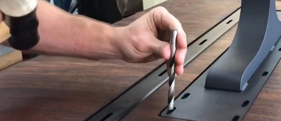 як закріпити опори, щоб не зіпсувати лицьову сторону столу