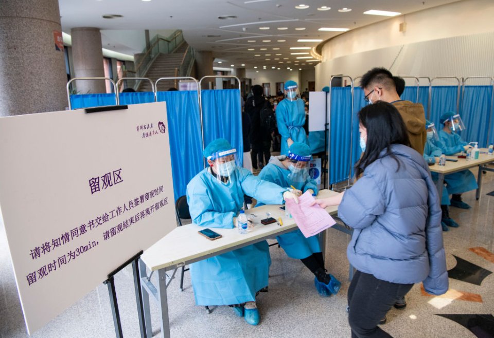 Китай відправляє на експорт більше вакцин, ніж залишає собі / Getty images