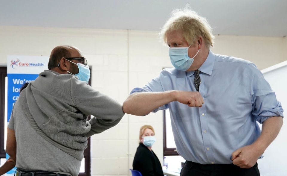 Борис Джонсон, прем'єр Викобританії демонструє ковідне вітання / Getty images