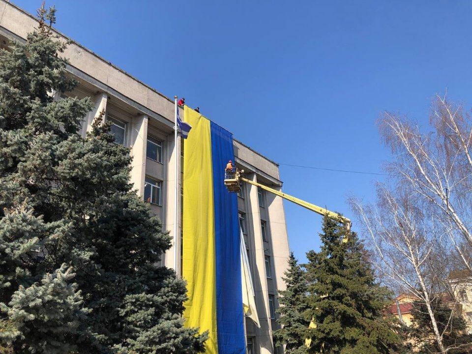 У Херсоні повісили новий державний прапор