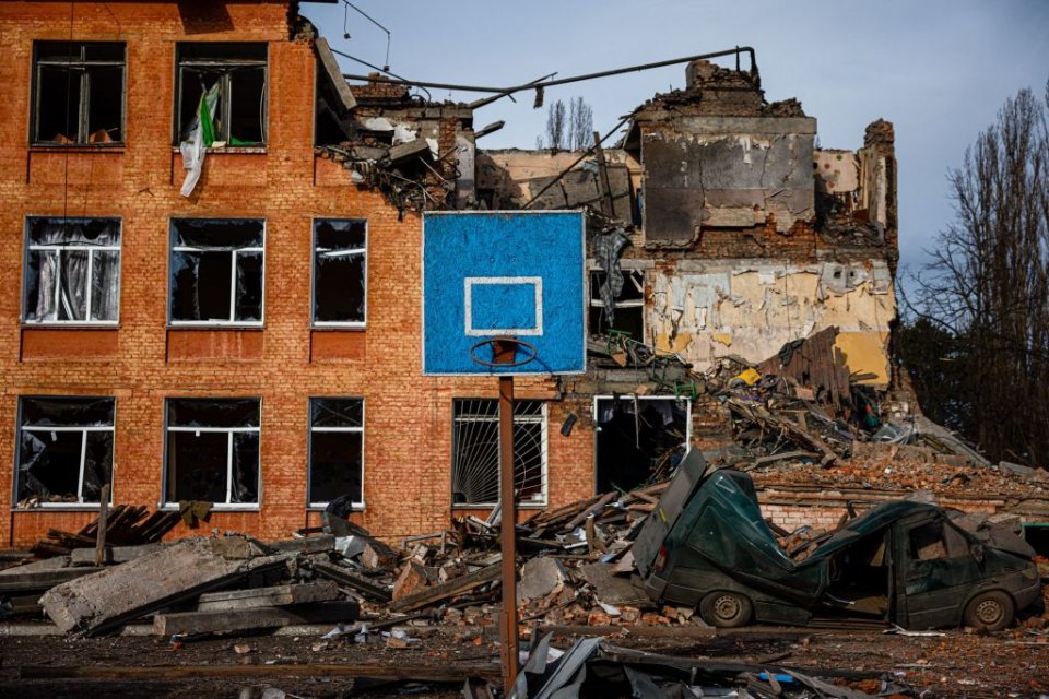 Зруйнована окупантами школа у Чернігові