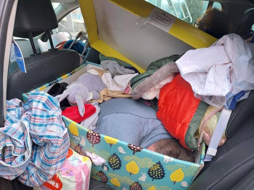 чоловік в бейбі-боксі