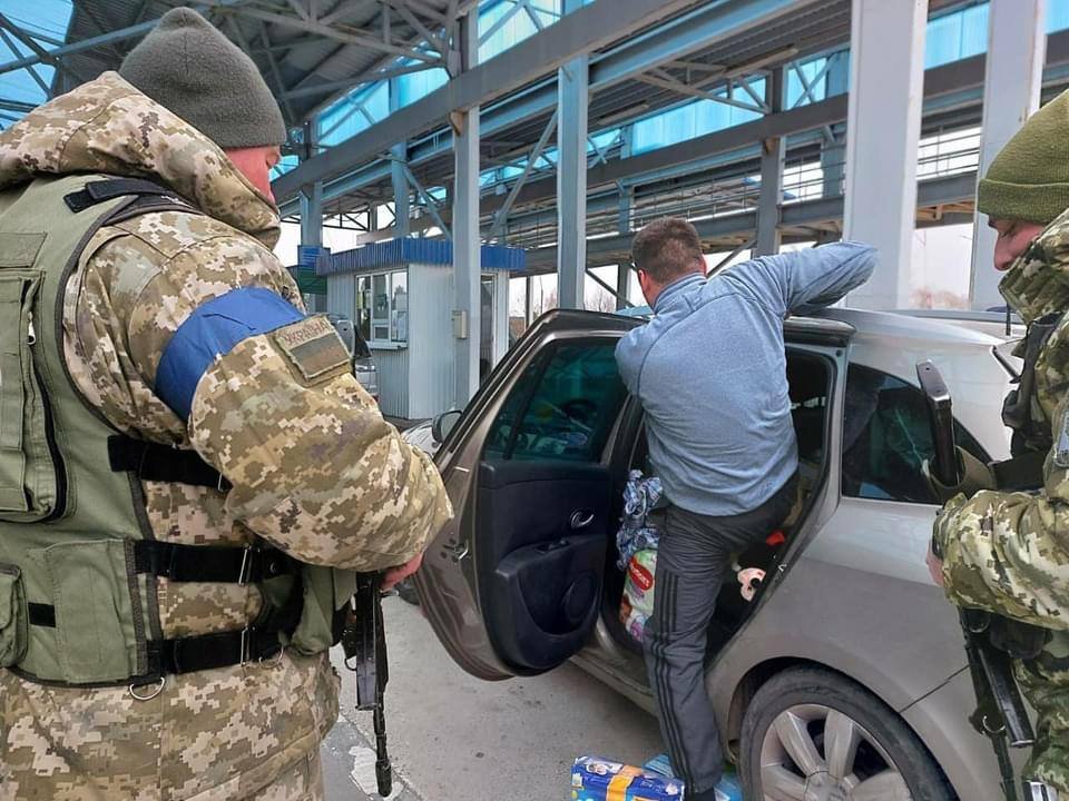 чоловік в бейбі-боксі
